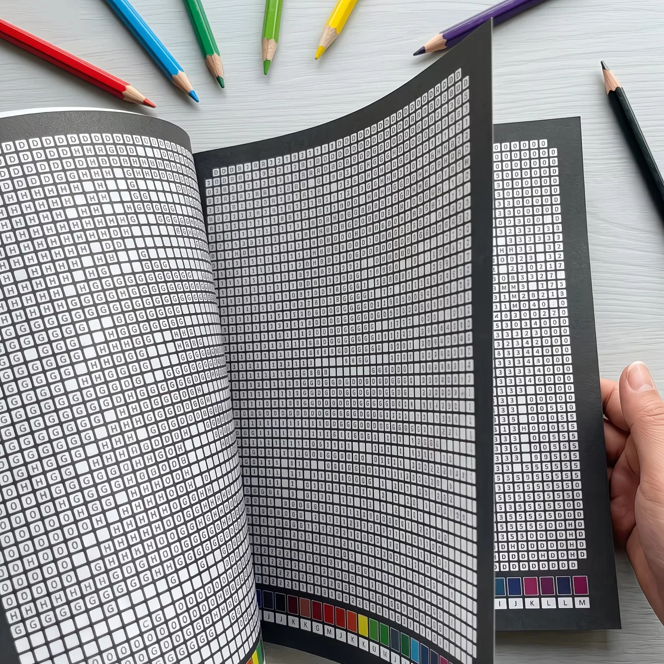 Livre de coloriage pixel art par numéros pour adultes – 32 pages anti-stress, motifs mystère à révéler – Image 4